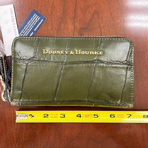 Dooney & Bourke Olive Denison Zip Around Phone Wristlet Croc NWT in box - Picture 2 of 6